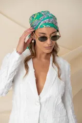 Pañuelo cuadrado de seda estampada con motivos de arabescos en múltiples colores.