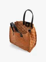 Cartera de cuero color marrón con textura en relieve, doble asa corta negra y correa larga negra desmontable. Incluye un mini neceser desmontable en su interior.