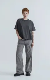 Remera manga corta gris oscuro, de cuello redondo y calce boxy fit.