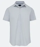 Camisa de vestir celeste con microestampado, corte slim, cuello abotonado y mangas cortas.