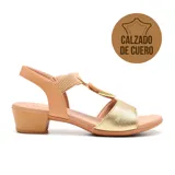 Sandalias de cuero negro con taco bajo y tira con hebilla metálica.