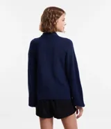 Suéter corto azul marino de punto liviano, con cuello alto, manga larga y puños ajustados.