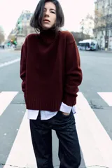 Sweater negro de punto con cuello alto y mangas largas.