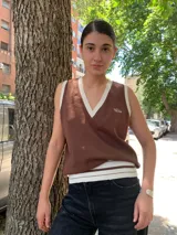 Top tejido en algodón color marrón con cuello en V y borde blanco.