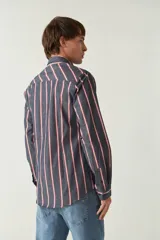 Camisa de manga larga a cuadros rojos y negros, de corte slim fit, con cuello abotonado y logo bordado en el pecho. Confeccionada en algodón.