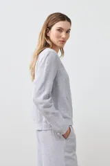 Chaqueta gris melange de lino con cierre frontal y mangas largas.