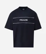 Remera oversized negra de algodón con cuello redondo, mangas cortas amplias y estampado frontal con la palabra "PEACE" en blanco, acompañada de dos líneas horizontales blancas.