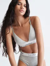 Brasier triangular Calvin Klein Modern Cotton color gris, con copas sin costuras con relleno, tirantes finos ajustables y banda inferior elástica con logo distintivo de la marca.