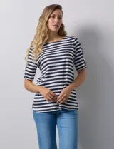 Remera de algodón a rayas horizontales rosas y blancas, con cuello redondo y mangas cortas con detalle de aberturas entrelazadas.