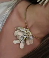 Gargantilla dorada con dije de bronce, nácar y esmalte.