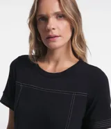 Blusa color crudo de viscosa con cuello redondo y mangas cortas. Presenta costuras contrastantes a la vista.