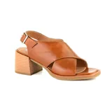 Sandalias negras de cuero sintético con tiras cruzadas en el empeine, talón descubierto con tira ajustable con hebilla y taco bloque de madera.