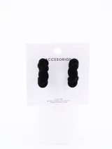 Par de aros tipo argolla gruesa, forrados en terciopelo negro y con diseño retorcido.