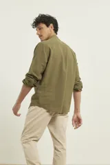 Camisa de lino color beige, de cuello mao y manga larga.