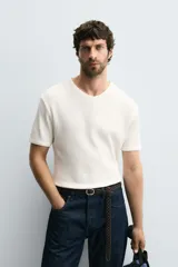 Camiseta de hombre de manga corta, color blanco con rayas horizontales azul marino. Confeccionada en tejido con estructura waffle y corte relaxed fit.