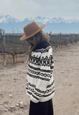 Sweater tejido a mano con lana merino virgen y lana negra, con diseño geométrico en blanco y negro.