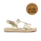 Sandalias bajas de cuero color dorado, con tiras anchas cruzadas en el empeine y pulsera al tobillo con hebilla.