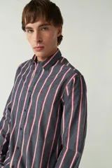 Camisa de manga larga a cuadros rojos y negros, de corte slim fit, con cuello abotonado y logo bordado en el pecho. Confeccionada en algodón.