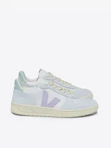 Zapatilla blanca de cuero con detalles en gamuza y logotipo en caucho, diseño cómodo y moderno.