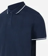 Remera polo blanca de media malla texturizada a rayas, corte regular, con cuello y mangas cortas en ribana con detalle contrastante en negro.