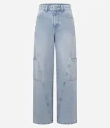 Pantalón wide leg de jeans celeste con cintura alta, bolsillos laterales grandes y corte holgado.