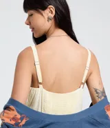 Vestido corto de corte evasé en color amarillo claro con estampado de cuadros. Posee escote en V, detalle de lazo central, fruncido bajo el busto y breteles finos regulables. Confeccionado en tejido de viscosa con forro de poliéster.