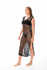 Vestido de playa negro de red con aberturas laterales.