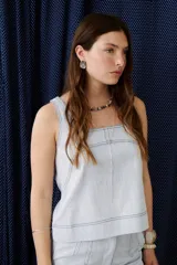 Musculosa color beige con escote cuadrado y costuras a contratono.