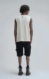 Sudadera sin mangas color beige, de tejido de punto calado, con cuello redondo y corte holgado.