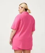 Conjunto de lino color rosa compuesto por un top estilo corpiño con elástico en la parte inferior, shorts con cordón ajustable y camisa de manga corta con botones.