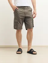 Bermuda cargo verde con seis bolsillos.