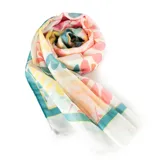 Pashmina rectangular color amarillo con estampado de hojas en tonos rosa, naranja, celeste y verde.