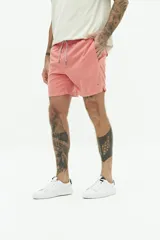 Short de baño liso color azul marino, con cintura elástica ajustable con cordón, dos bolsillos laterales, un bolsillo trasero y logo bordado.