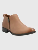 Bota corta color marrón de cuero, con cierre lateral, taco cuadrado y punta fina.