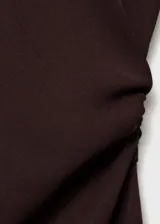 Vestido midi marrón oscuro de tejido ligero con cuello redondo y manga larga. Presenta un diseño evasé con detalle drapeado en la cintura y cierre de cremallera en la parte posterior.
