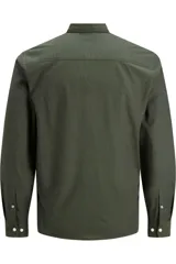 Camisa casual de manga larga color verde militar, con cuello abotonado y corte slim fit.