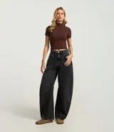 Blusa corta de rib color rosado, con cuello alto y mangas cortas.