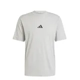 Remera gris de corte clásico con cuello redondo y logo de Adidas bordado en el pecho.