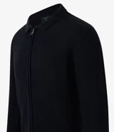 Suéter negro de algodón con textura de cuadros, corte boxy, cuello inglés, cierre con cremallera, mangas largas ajustadas y bajo ajustado.