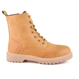 Bota de cuero color marrón con cordones y suela de goma negra.