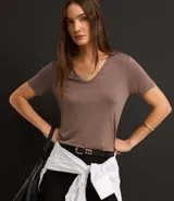 Blusa verde de viscosa con escote en V y mangas cortas.