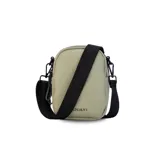 Bandolera de cuero sintético color negro, con doble cierre superior y correa de galón ajustable. Incluye un bolsillo interior de fácil acceso.