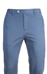 Pantalón chino verde militar de corte recto con tecnología Natural Flex.
