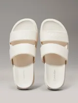 Sandalias planas Calvin Klein color blanco con doble tira ancha con logo jacquard en relieve.