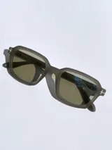 Lentes de sol color marrón con armazón rectangular y lentes polarizadas.