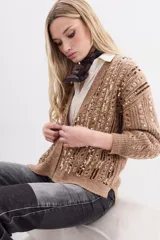 Cardigan celeste de tejido de punto con lentejuelas en el frente, calce relajado y mangas largas. Tejido con terminaciones en punto rib.