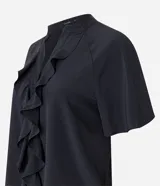 Camisa de chiffon negra con cuello en V, volado delantero y manga corta.