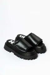 Sandalias negras de cuero sintético con plataforma track.