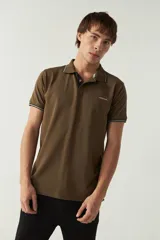 Remera polo color ladrillo, de corte recto, con cuello y mangas con terminaciones a contratono en blanco y azul marino. Tiene logo estampado en el pecho.
