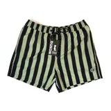 Short de baño con rayas verticales negras y verde claro, cintura elástica con cordón ajustable y logo de la marca en la pierna.
